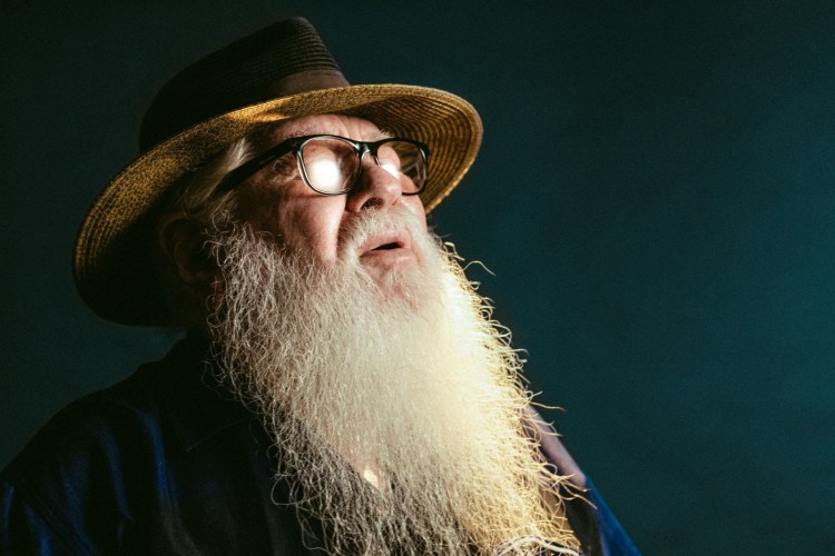 Aos 85 anos, Hermeto Pascoal é reconhecido por manipular diversos elementos e transformá-los em música
