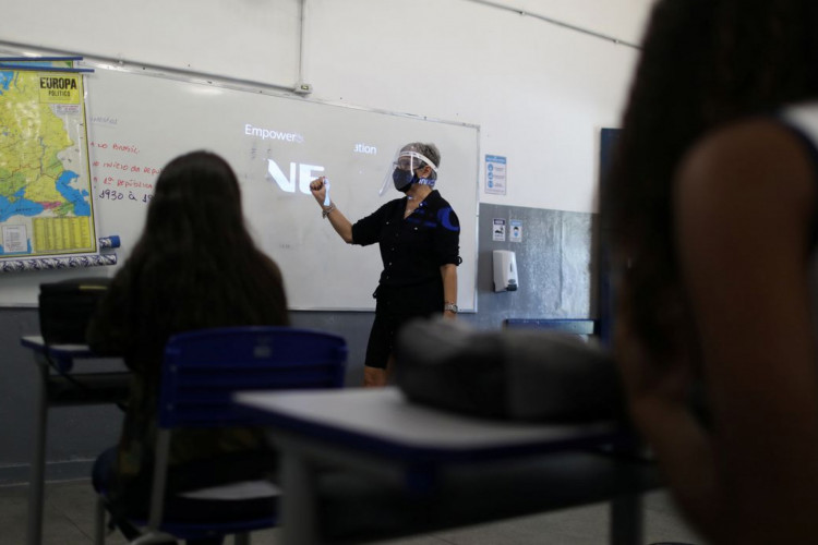 A teacher gives lessons to students at Aplicacao Carioca Coelho Neto municipal school as some schools continue with the gradual reopening, amid the coronavirus disease (COVID-19) outbreak, in Rio de Janeiro, Brazil November 24, 2020.   REUTERS/Pilar Olivares
