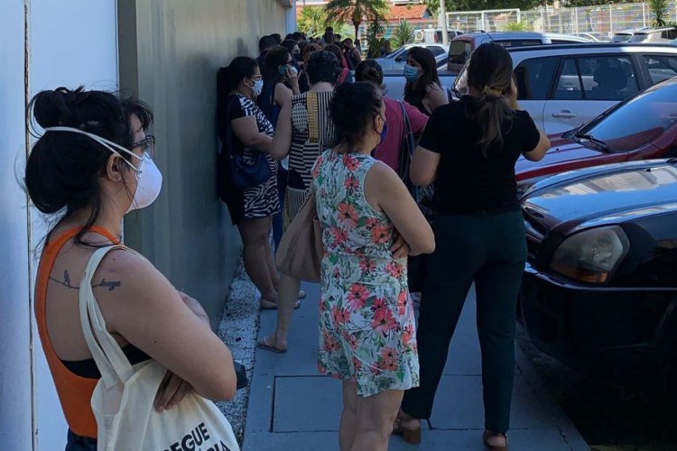 Longa fila na loja Etna em Fortaleza