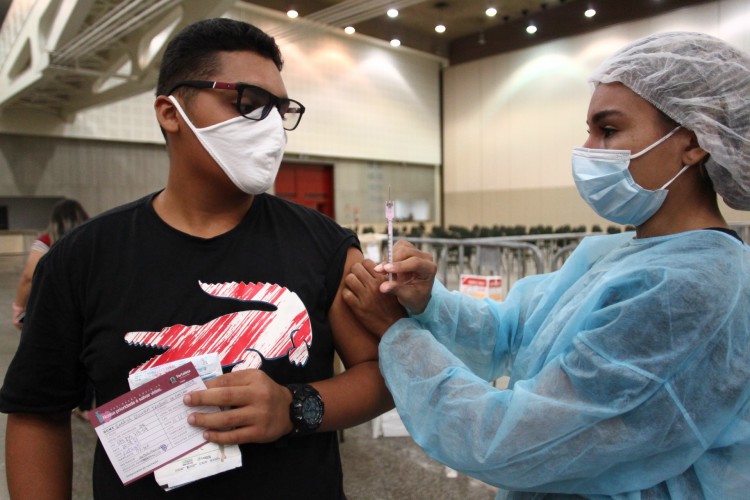 Fortaleza realizou, nesta sexta-feira, 20, a vacinação dos últimos agendados da população adulta, de 18 anos. Vacinação ocorreu no Centro de Eventos, shoppings e nos postos de saúde da Capital