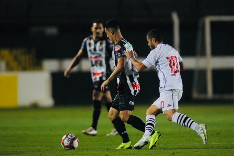Jogadores disputam bola no jogo Operário x Vasco da Gama, no estádio Germano Krüger, em Ponta Grossa, pela Série B