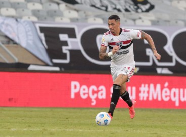 Atacante Luciano com a bola no jogo Atlético-MG x São Paulo, no Mineirão, pela Série A 