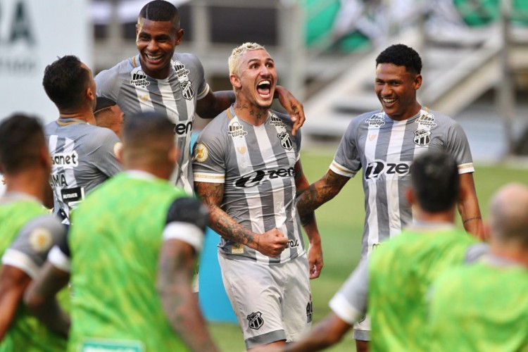 Meia Vina comemora gol no jogo Ceará x Flamengo, na Arena Castelão, pela Série A 2021