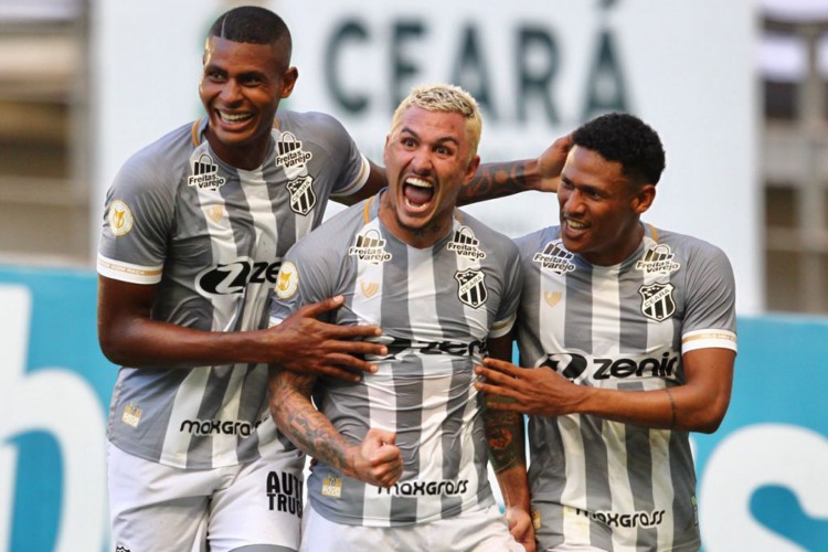 Meia Vina comemora gol no jogo Ceará x Flamengo, na Arena Castelão, pela Série A 2021