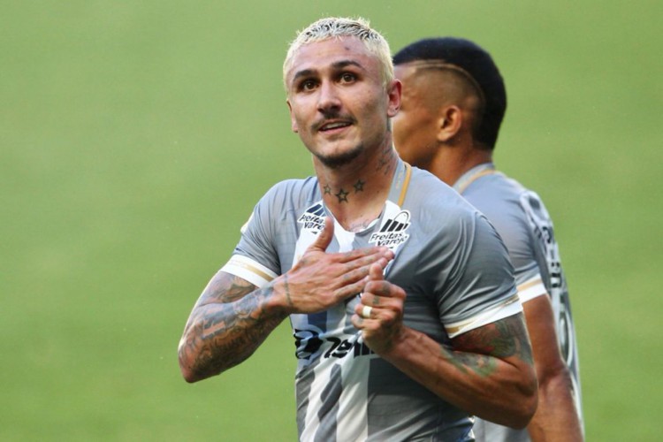 Meia Vina comemora gol no jogo Ceará x Flamengo, na Arena Castelão, pela Série A 2021