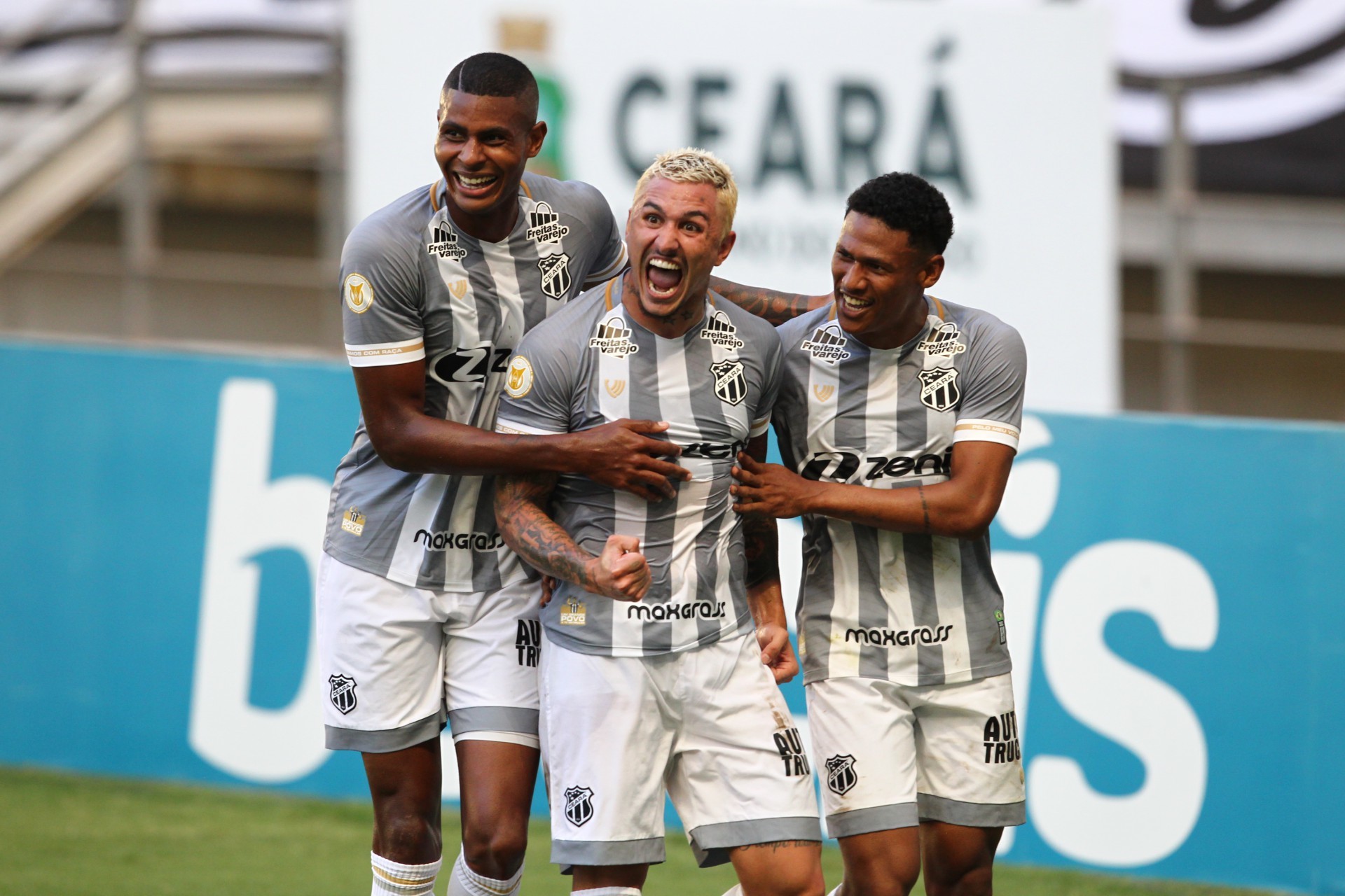 Vina (ao centro) comemora gol marcado por ele contra o Flamengo
 (Foto: FABIO LIMA)