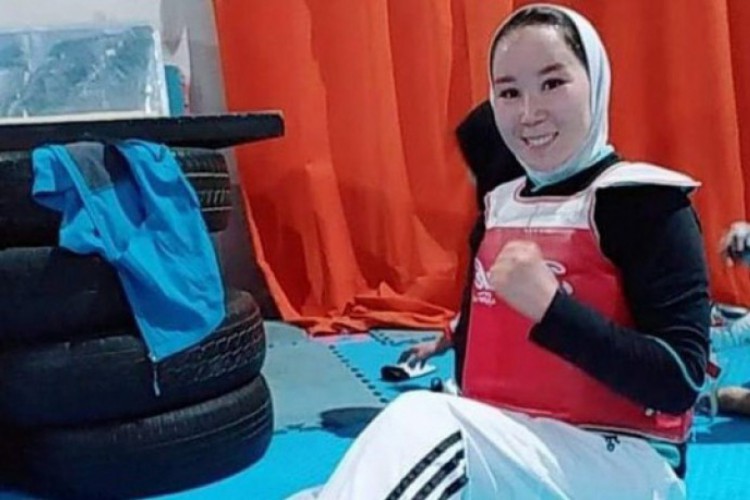 Zakia Khudadadi seria a primeira mulher a defender o Afeganistão em uma edição das Paralimpíadas; atletas afegãos foram obrigados a desistir do evento após o Talibã tomar o país  