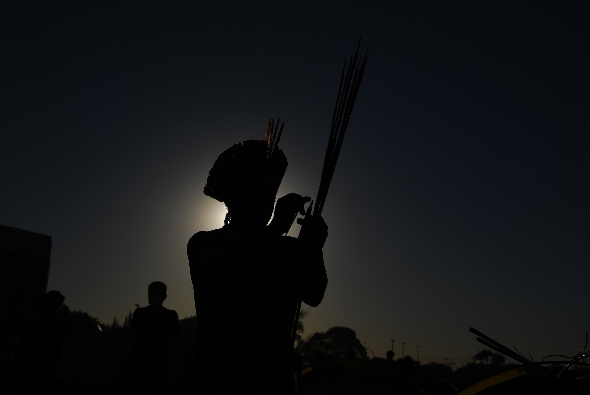 MILHARES de indígenas estão em acampamento há semanas em Brasília aguardando o julgamento no STF (Foto: CARL DE SOUZA / AFP)