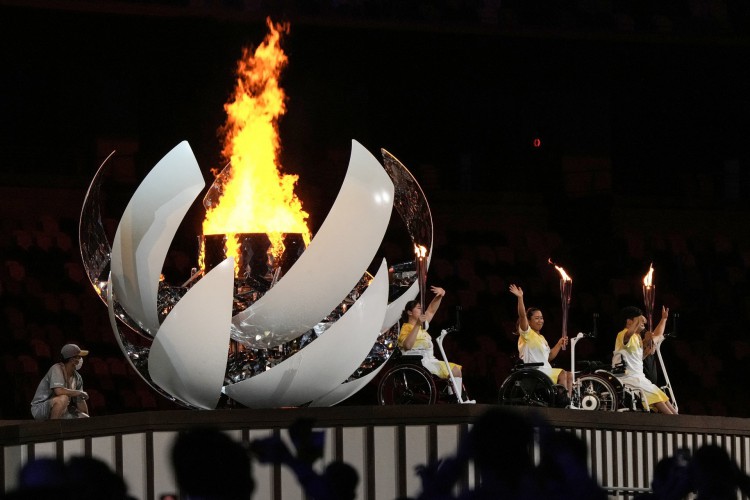 Atletas acendem pira olímpica, símbolo das Olimpíadas