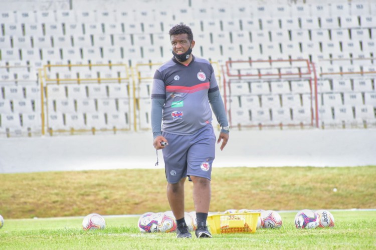 T&eacute;cnico Vladimir de Jesus em treino do Guarany de Sobral