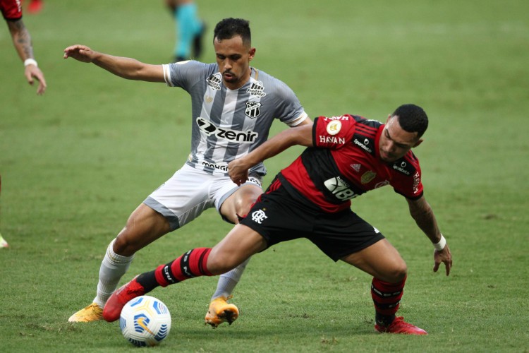 FORTALEZA,CE, BRASIL, 22.08.2021: Lima, jogador do Ceará em disputa de bola no Jogo pelo campeonato brasileiro série A, Ceará vs Flamengo. arena castelão.  (Fotos: Fabio Lima/O POVO)
