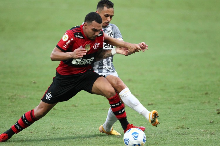 FORTALEZA,CE, BRASIL, 22.08.2021: Lima, jogador do Ceará em disputa de bola no Jogo pelo campeonato brasileiro série A, Ceará vs Flamengo. arena castelão.  (Fotos: Fabio Lima/O POVO)