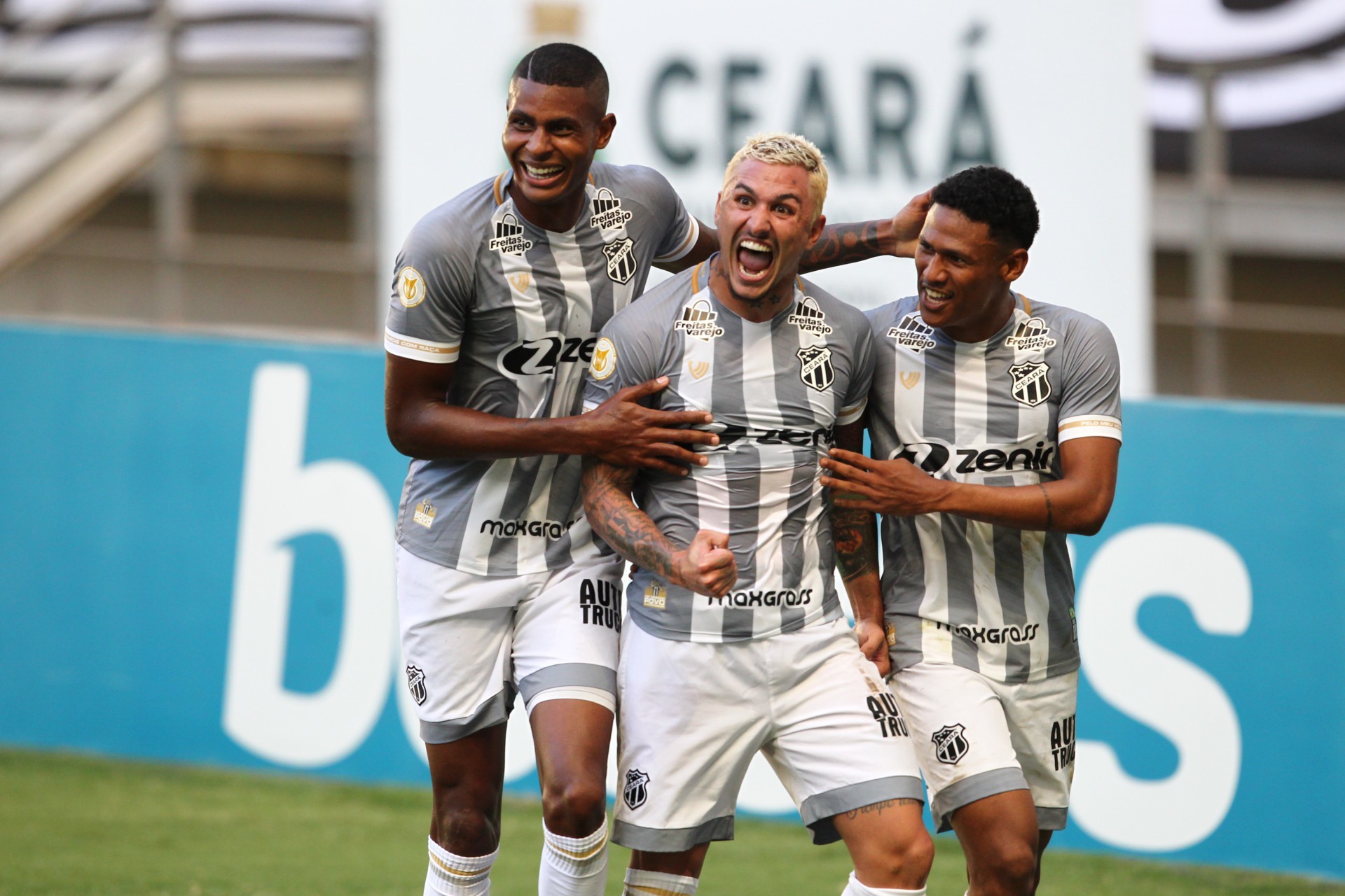 Vina (ao centro) marcou na última partida do Ceará em casa, contra o Flamengo (Foto: FABIO LIMA)