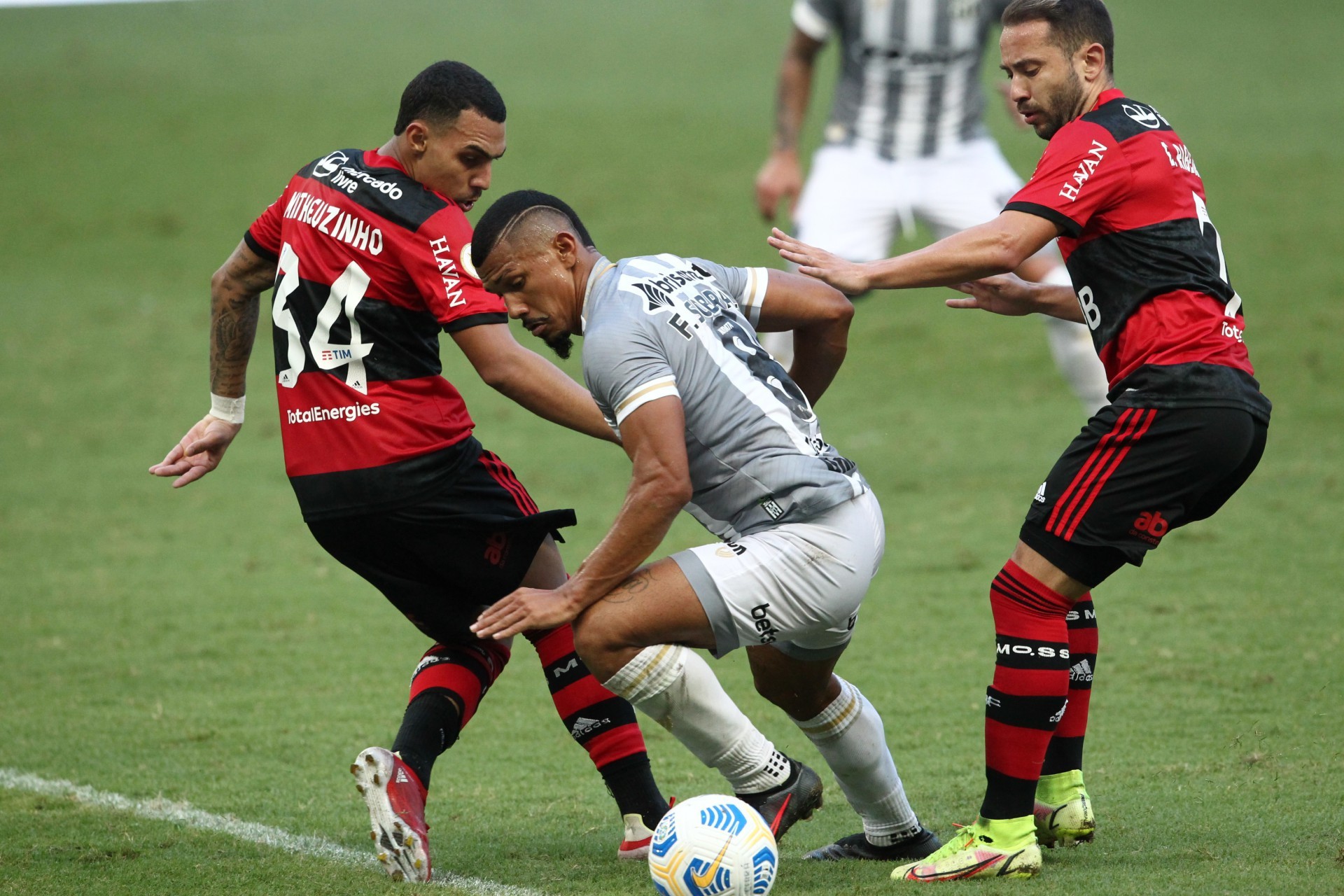 Fernando Sobral, jogador do Cear&aacute; em disputa de bola no Jogo pelo Campeonato Brasileiro entre Cear&aacute; e Flamengo (Foto: Fabio Lima/O POVO)