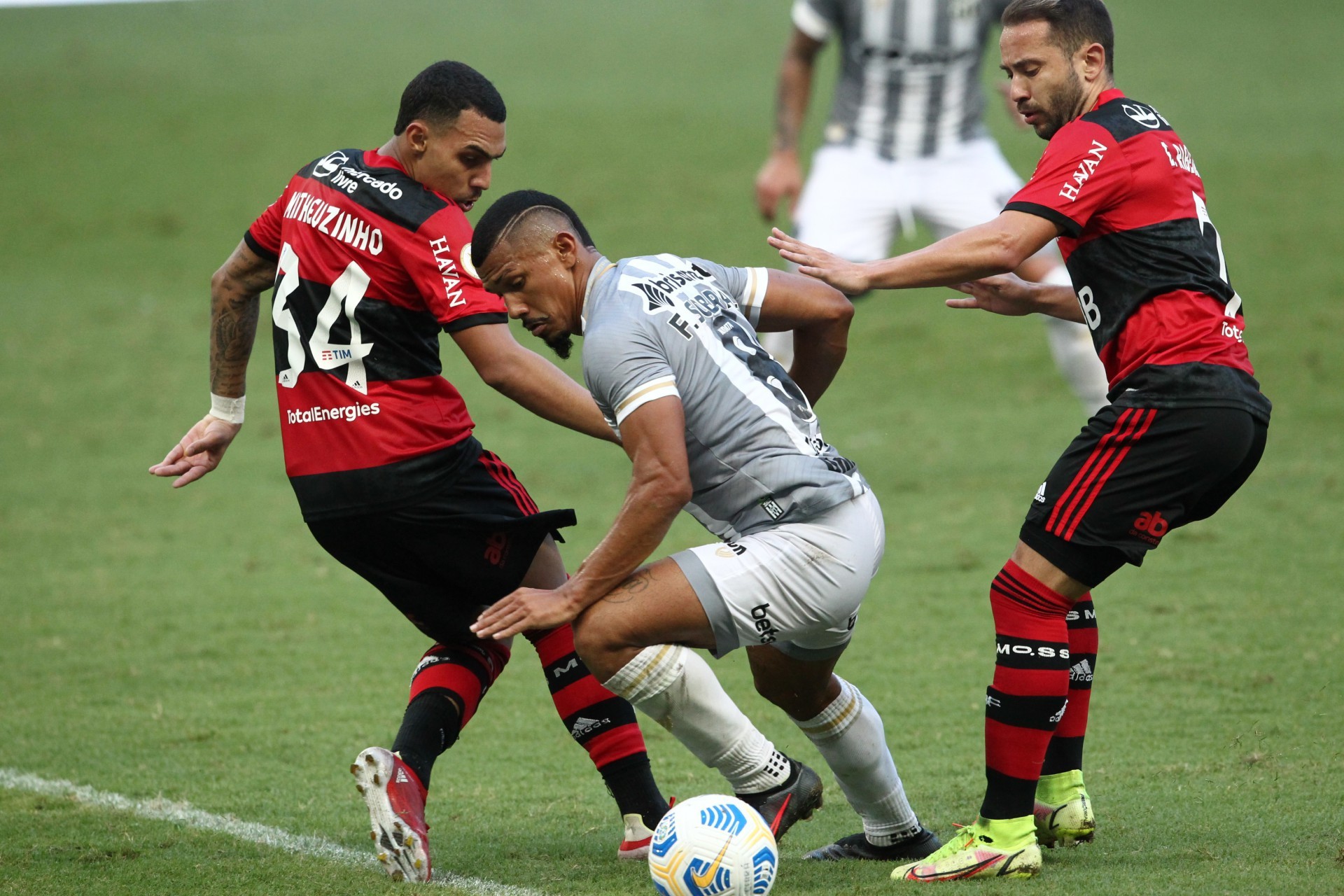 Fernando Sobral, jogador do Ceará em disputa de bola no Jogo pelo Campeonato Brasileiro entre Ceará e Flamengo (Foto: Fabio Lima/O POVO)