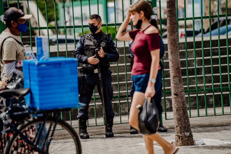 FORTALEZA-CE, BRASIL, 25-08-2021: Rua José avelino no centro da cidade amanheceu com grande movimentação de guardas municipais e fiscais da Agefis. Na manhã desta quarta feira vereadores da oposição fizeram uma ação na José Avelino em defesa dos feirantes.  (Foto: Júlio Caesar / O Povo)