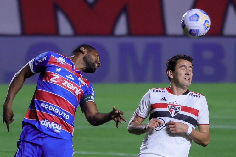 SP - COPA DO BRASIL 2021, S√O PAULO X FORTALEZA - ESPORTES - COPA DO BRASIL 2021, S√O PAULO X FORTALEZA - Pablo jogador do S„o Paulo disputa lance com Tinga jogador do Fortaleza durante partida no est·dio Morumbi pelo campeonato Copa do Brasil 2021. 25/08/2021 - Foto: MARCELLO ZAMBRANA/AGIF - AGENCIA DE FOTOGRAFIA/AGIF - AGENCIA DE FOTOGRAFIA/AE