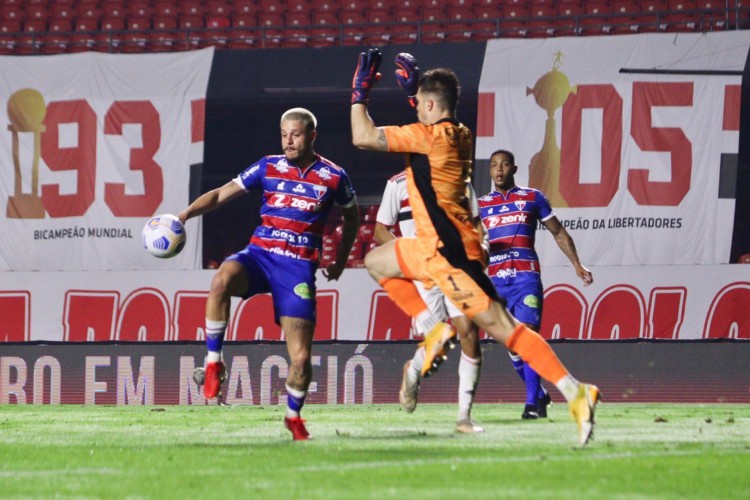 Lances do jogo entre S&atilde;o Paulo e Fortaleza pelas quartas de final da Copa do Brasil. Em destaque Lucas Crispim