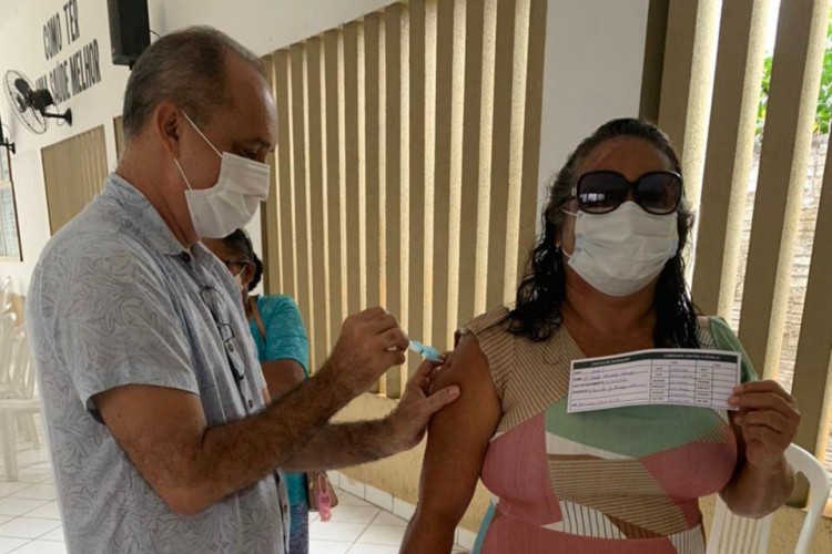 Titular da secretaria da saúde do município de Cruz, Evaldo Vasconcelos, aplicando o imunizante contra a Covid-19 em cruzense.