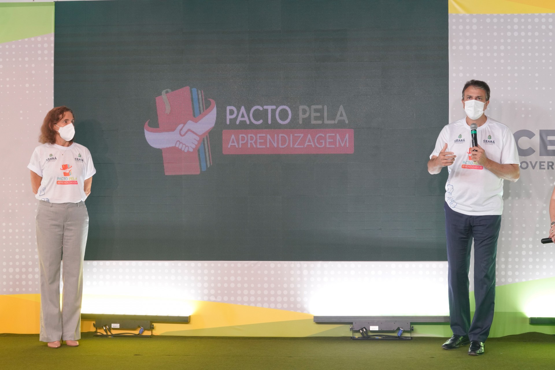 ￼GOVERNADOR Camilo Santana e vice-governadora Izolda Cela participaram do lançamento do Pacto pela Aprendizagem (Foto: carlos gibaja)
