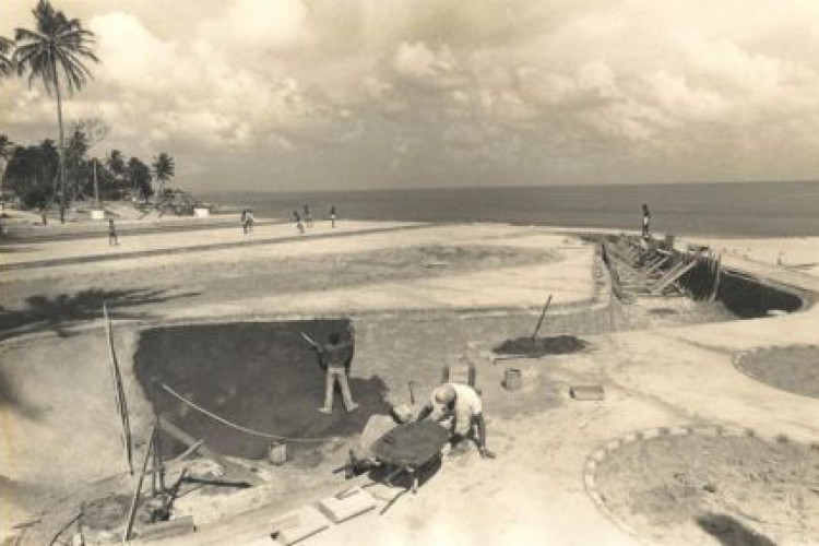 Construção do antigo bowl da pista de skate da Beira Mar na década de 1970