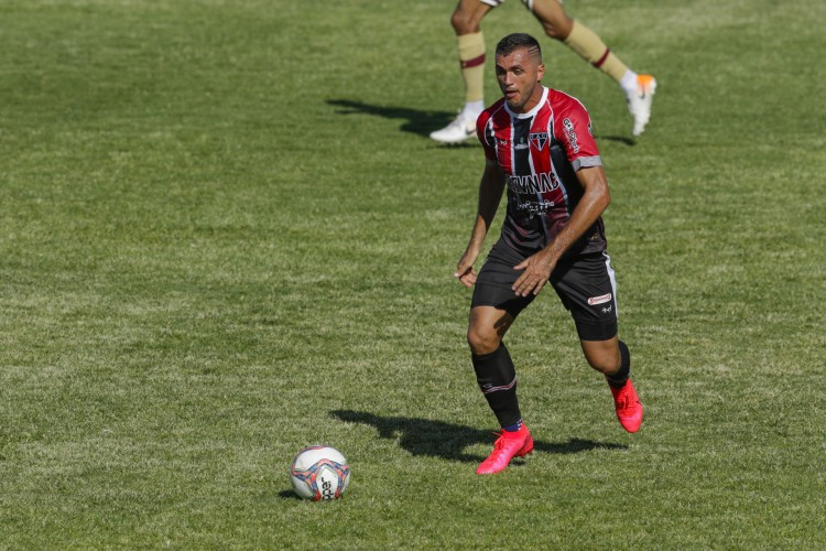 Edson Cari&uacute;s &eacute; esperan&ccedil;a de gols do Ferrovi&aacute;rio