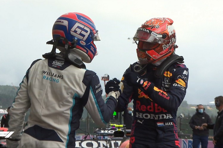 Verstappen e Russell se cumprimentam após o treino classificatório para o GP da Bélgica 