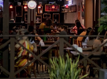 Ceará começa a monitorar eventos-teste. Na foto, movimentação em restaurante no Polo Gastronômico da Varjota, durante retomada econômica 