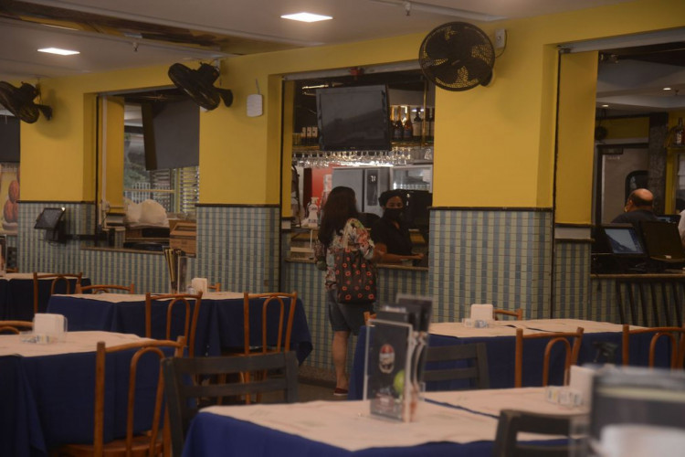 Lanchonetes, bares e restaurates do Rio de Janeiro reabrem hoje(2) com restrição de horário, lotação e distância entre mesas.