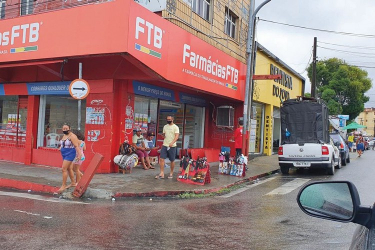 Cruzamento da Rua 7 de Setembro com Rua Caio Prado, onde podemos ver que nas esquinas não há rampas acessíveis