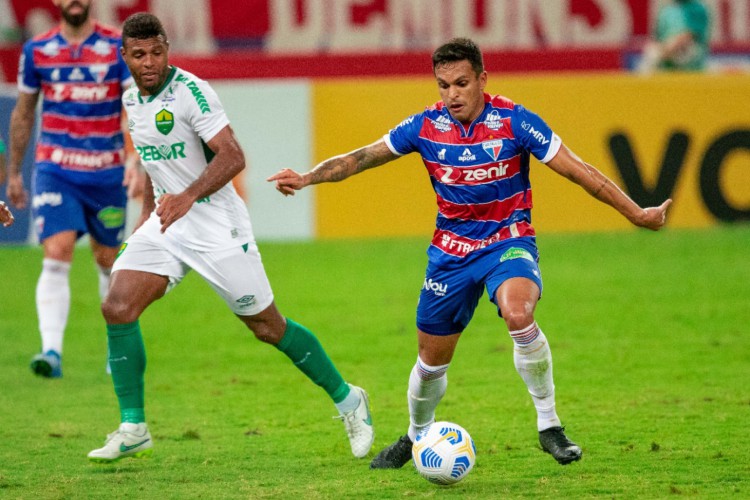 Robson disputa bola em duelo do Fortaleza diante do Cuiabá pela 18ª rodada do Brasileirão, no Castelão. 