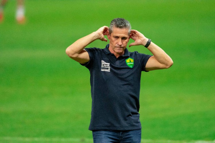 Técnico Jorginho, do Cuiabá, em duelo diante do Fortaleza pela 18ª rodada do Brasileirão, no Castelão. 