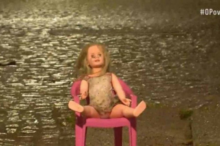 Moradores relatam que a boneca está fazendo a vigilância da rua, já que a segurança feita por policiais no bairro de Afogados, Zona Oeste do Recife, é precária. 

