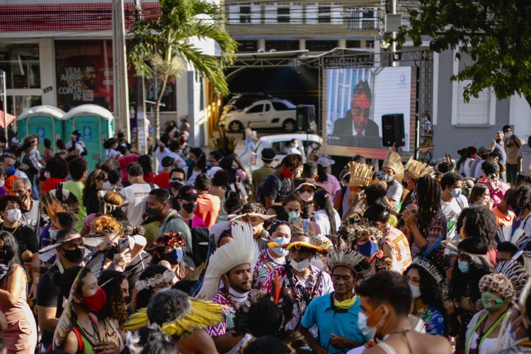 Indígenas de pelo menos seis etnias cearenses estiveram presentes na praça 