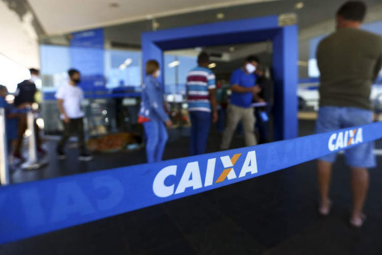 Fila para entrada em agência da Caixa, em Brasília.