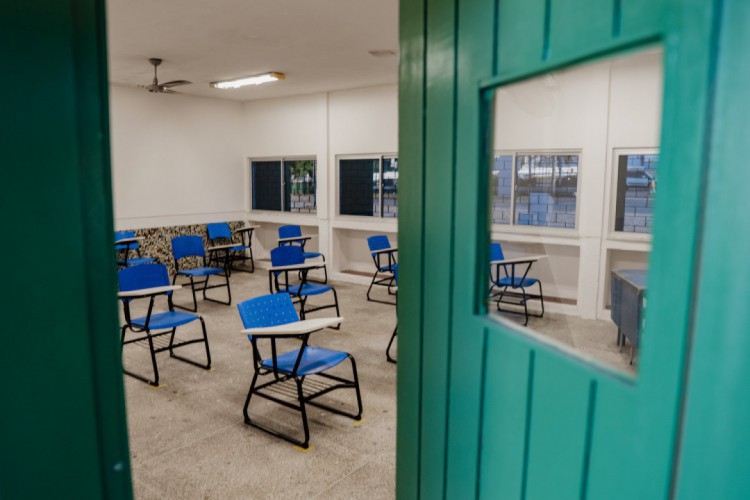 Com aulas h&iacute;bridas, a carga hor&aacute;ria dos profissionais de educa&ccedil;&atilde;o n&atilde;o diminui, mas passa a ser dividida entre o presencial e o remoto