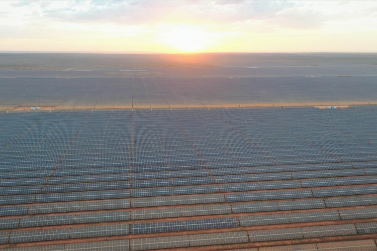 Complexo Solar Alex, no limite entre Limoeiro do Norte e Tabuleiro do Norte (CE), ocupa 8,3 km2 de área e pode fornecer energia para 970 mil residências