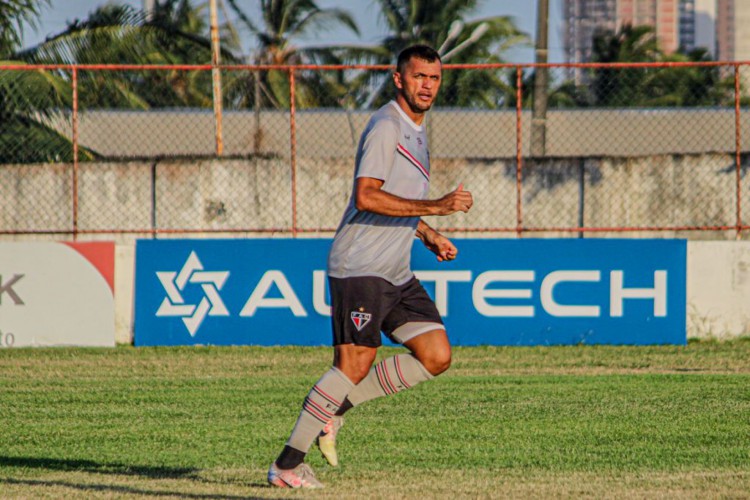 Edson Cariús treinando no estádio Elzir Cabral.