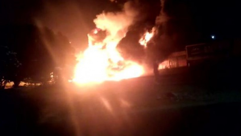 As chamas já foram controladas e o caminhão foi retirado da pista (foto: Reprodução/Redes Sociais)