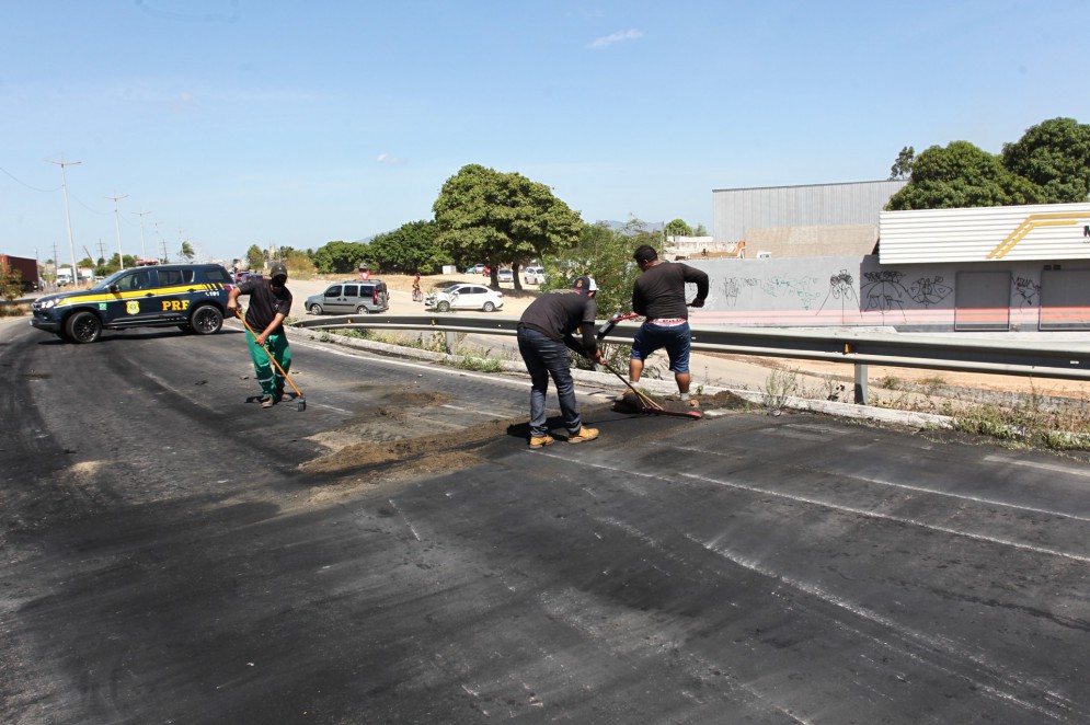 CAUCAIA,CE, BRASIL, 02.09.2021: Trabalhadores fazem conserto em asfalto após explosão de caminhão. Caminhão de combustíveis explode após tombar na br 222.  (Fotos: Fabio Lima/O POVO)
