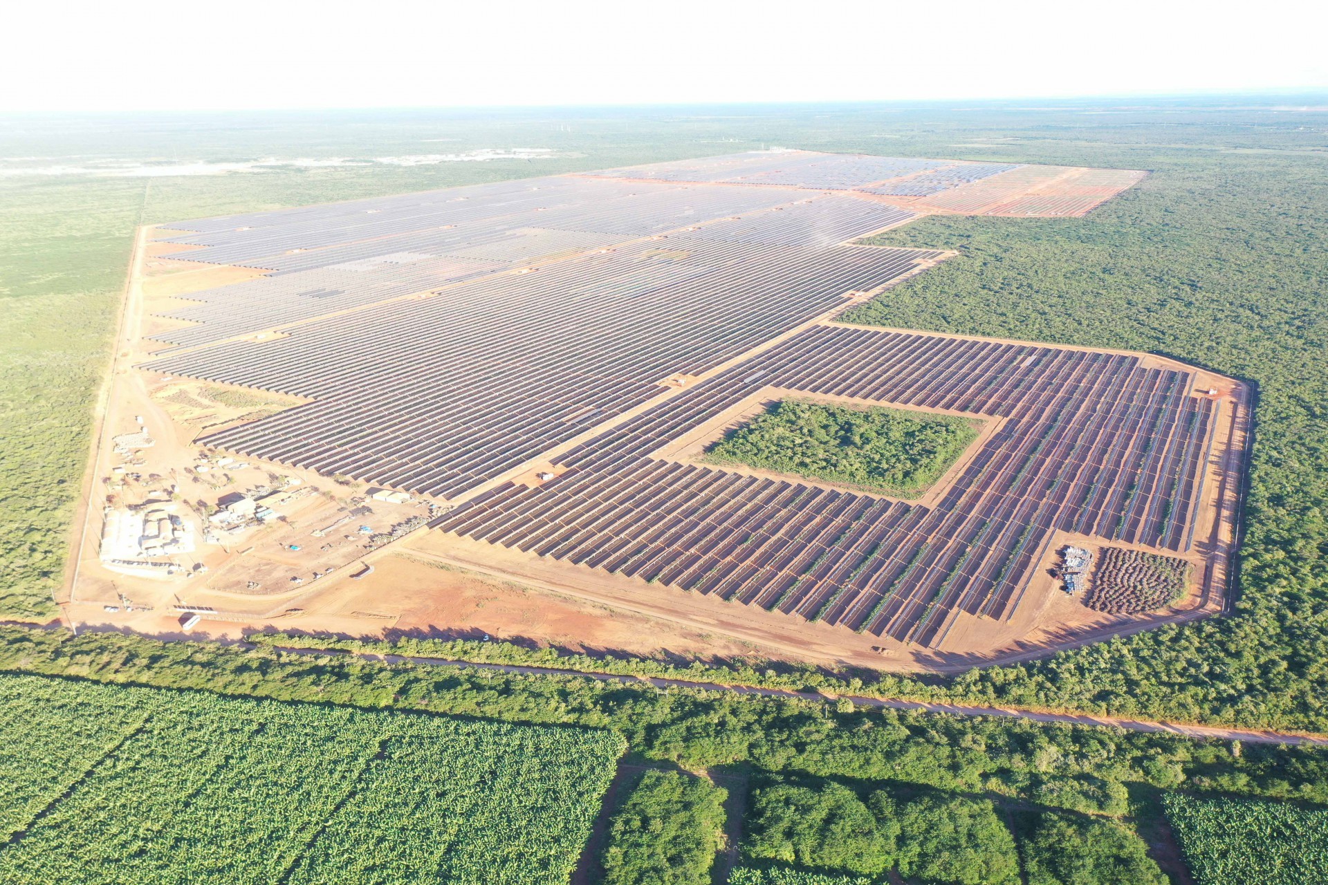 Complexo Solar Alex, no limite entre Limoeiro do Norte e Tabuleiro do Norte, ocupa 8,3 km² de área e pode fornecer energia para 970 mil residências (Foto: Divulgação)