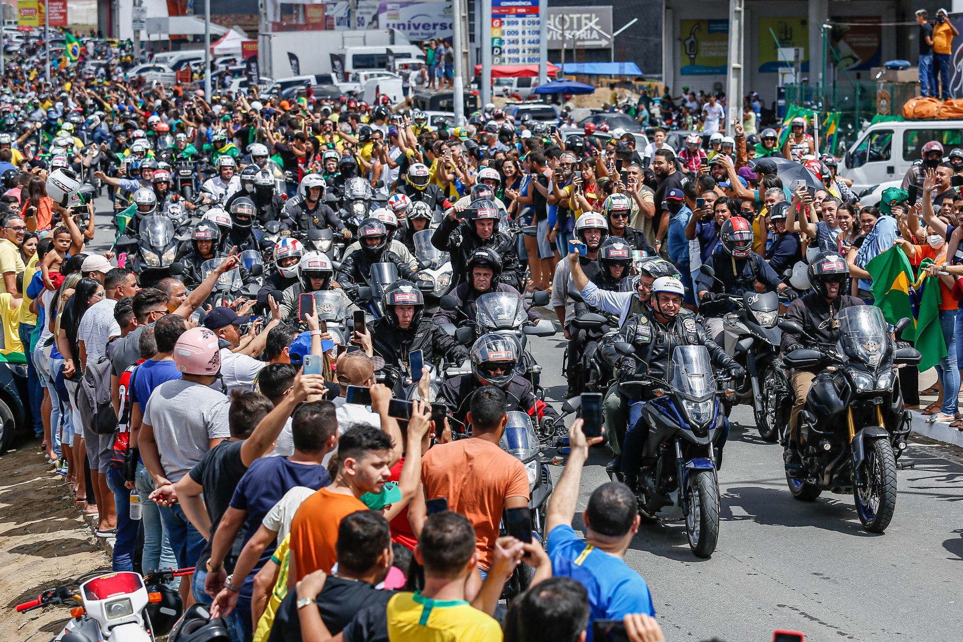 Bolsonaro durante motociata ontem na cidade de Santa Cruz do Capibaribe (Foto: Paulo Paiva/AE)