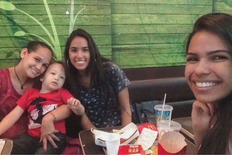 As irmãs Roberta, Gabriela e Mirella relataram as vivências e sentimentos em suas perspectivas nessa relação familiar 