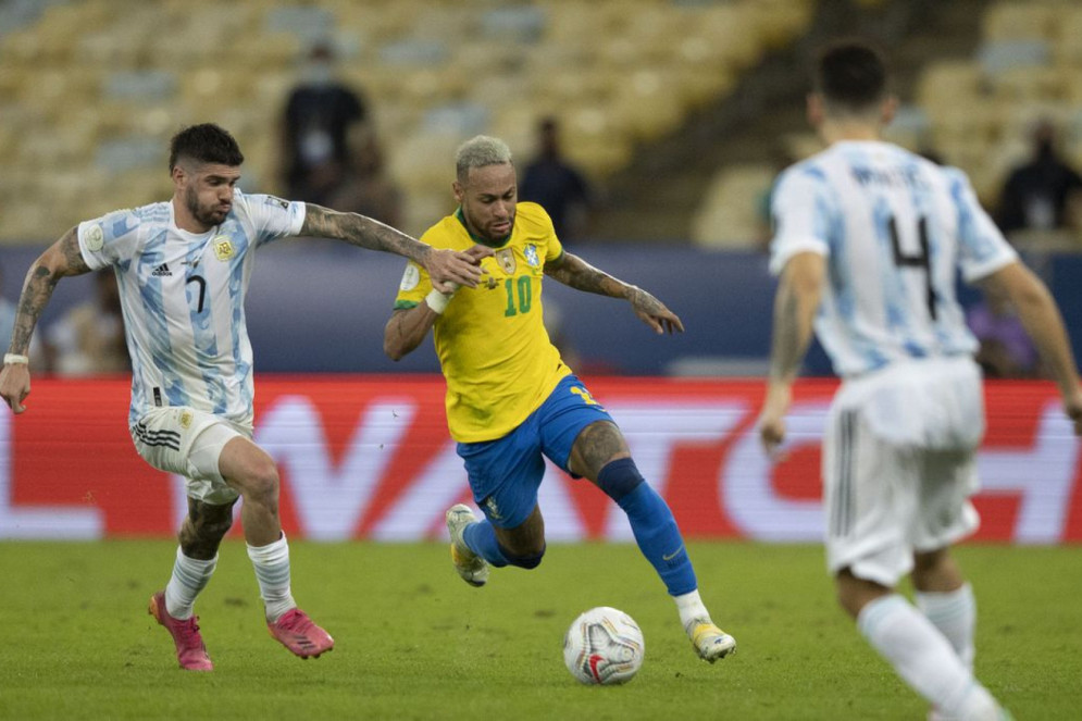 Anvisa interrompe jogo, e zoeiras com Brasil x Argentina bombam na