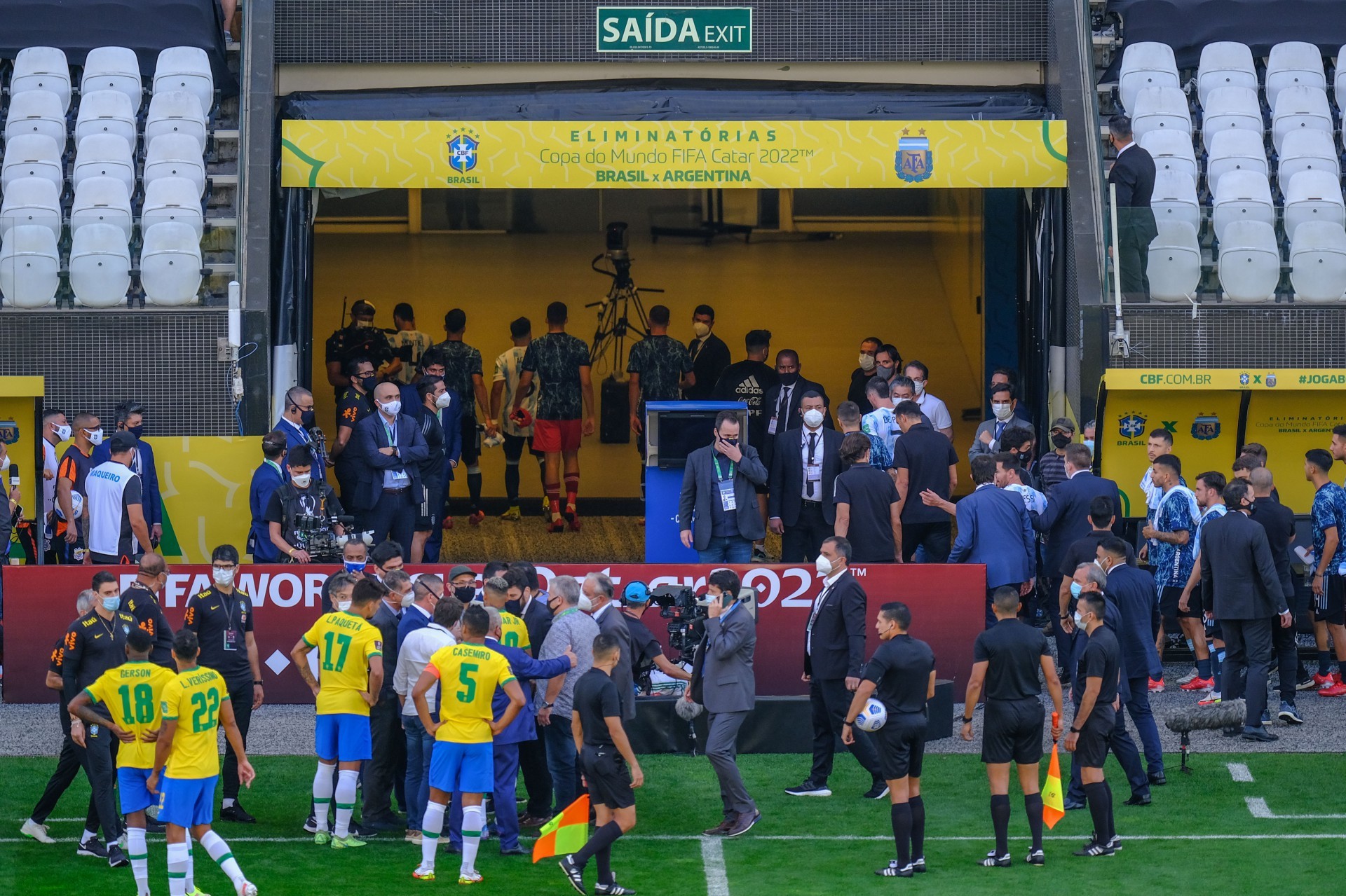 ￼O caos se instalou no estádio do Corinthians. Em vez de jogadores, Anvisa e Polícia Federal foram os protagonistas (Foto: MARCELLO ZAMBRANA/AE)