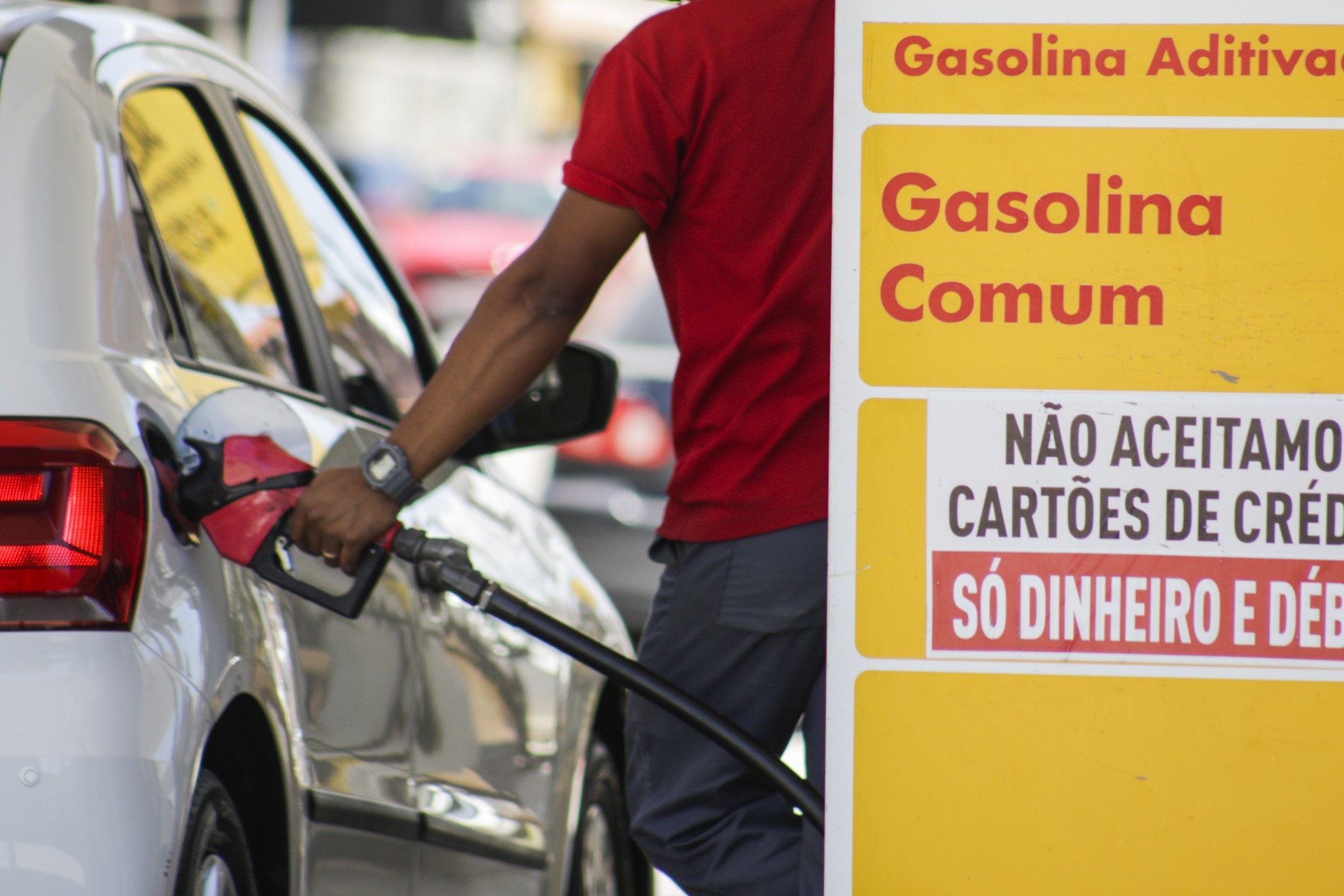 ￼ Com o aumento no preço da gasolina, motoristas têm feitos as contas para abastecer seus veículos (Foto: Thais Mesquita/ O POVO)