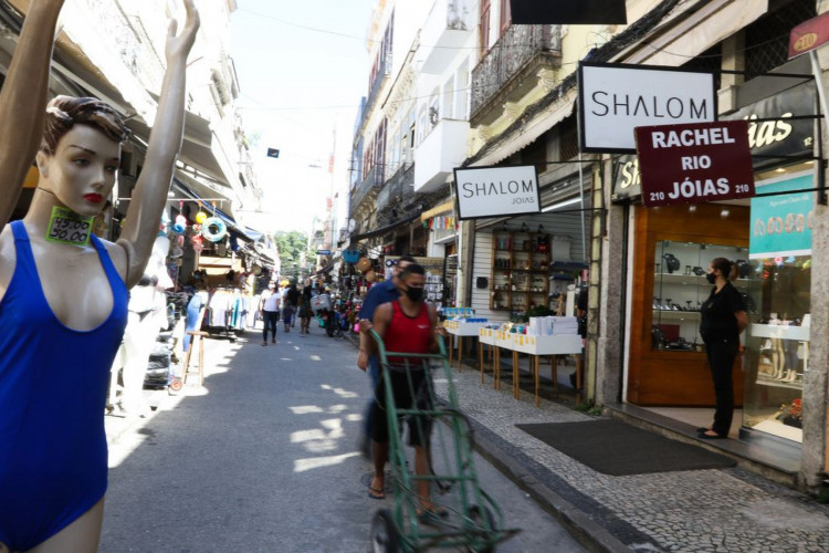 Comércio na SAARA (Sociedade de Amigos das Adjacências da Rua da Alfândega), centro da cidade.  Comércio não essencial está autorizado a reabrir a partir de hoje (9) na cidade do Rio de Janeiro depois de duas semanas fechados devido à pandemia de Covid-19.