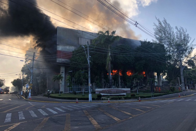 Incêndio atingiu pelo menos três andares do setor administrativo do TJCE, segundo Corpo de Bombeiros 
