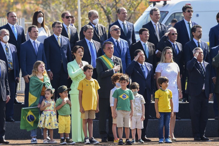 O presidente Jair Bolsonaro, o vice-presidente Hamilton Mourão, suas respectivas esposas Michelle e Paula, e ministros participam da cerimônia do hasteamento da bandeira no Palácio da Alvorada