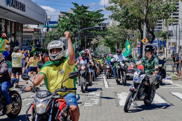 FORTALEZA-CE, BRASIL, 07-09-2021; Manifestação pró Bolsonaro na Praça Portugal. Manifestantes se reuniram na Praça Portugal no bairro da Aldeota em Fortaleza para se manifestrem a favor do presidente Bolsonaro. (Foto: Júlio Caesar / O Povo)